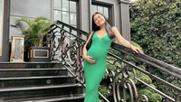 <p>Elisa pertama kali mengumumkan kabar kehamilannya pada awal Februari lalu, Bunda. Ia mengunggah video yang memperlihatkan sang suami tengah mencium baby bump kehamilannya di dalam air di kolam renang. "Here we grow again! Baby no #2 in the oven," tulisnya. (Foto: Instagram @elisaanovia)</p>