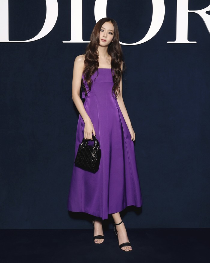 Warna ungu tampaknya akan kembali populer di 2023 ini. Tengok gaya elegan Jisoo di acara Dior lewat kombinasi strapless dress dan aksesori hitam. Superb! Foto: Getty Images for Christian Dior/Pascal Le Segretain