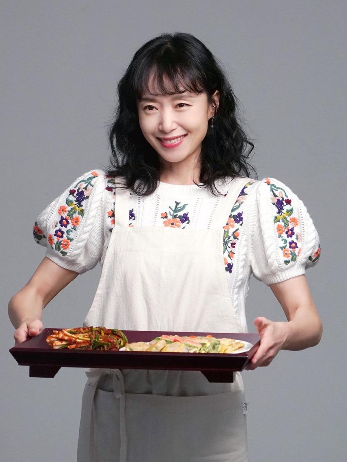 Karakter Nam Haeng Seon adalah 'ibu-ibu warteg' dengan penampilan sederhana. Namun, dibalik itu, ia sosok ibu cerdas dan bijak untuk masa depan anaknya. Tak heran jika putrinya tumbuh menjadi pribadi yang mandiri./ Foto: instagram.com/tvn_drama/