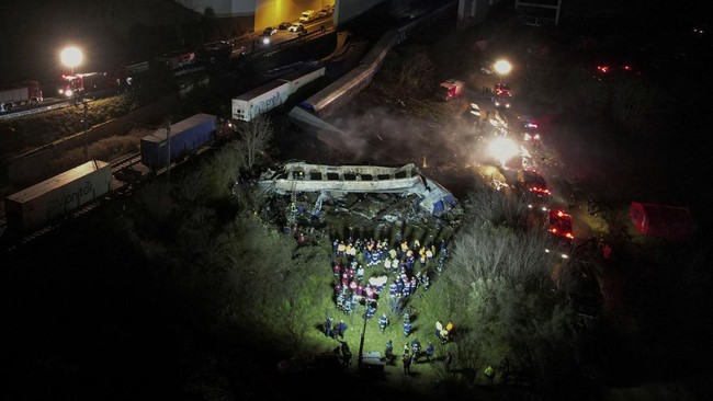Sedikitnya 207 orang tewas dan 900 orang lainnya terluka dalam tabrakan yang melibatan 3 kereta di India pada Jumat (2/6) malam.