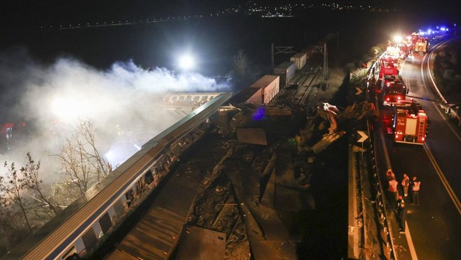 Kecelakaan kereta tragis terjadi di India pada Jumat (2/6) malam. Akibat kecelakaan kereta itu, 207 orang tewas dan 900 orang lainnya terluka.