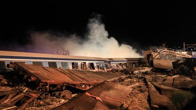 Setidaknya 26 orang tewas dan 85 lainnya terluka akibat tabrakan dua kereta di Yunani pada hari ini, Rabu (1/3).