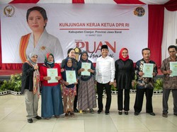 Bagi-bagi Sertifikat Tanah di Cianjur, Puan Pesan Jangan Asal Digadaikan