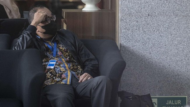 Kementerian Keuangan menolak surat pengunduran diri pegawai Direktorat Jenderal Pajak Rafael Alun Trisambodo dengan dalih ia sedang berkasus.