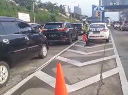 Lalin Tol JORR Macet, Antrean Kendaraan di GT Cilandak Utama Mengular