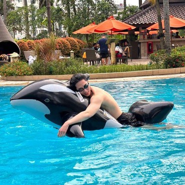 6 Penampakan Lee Jae Wook Asyik Berenang di Kawasan Sudirman Bikin Heboh