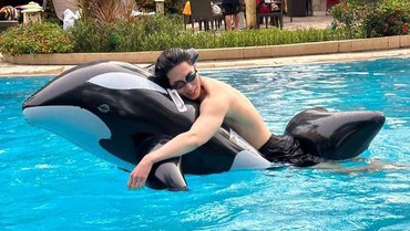 6 Penampakan Lee Jae Wook Asyik Berenang di Kawasan Sudirman Bikin Heboh