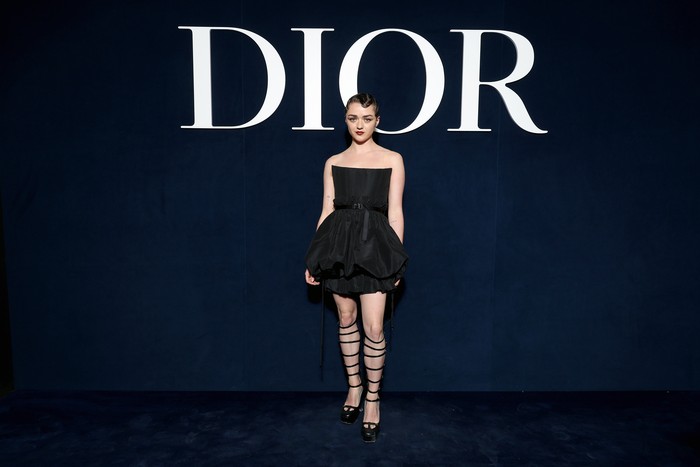 Maisie Williams memasangkan gaun hitam klasiknya dengan gladiator heels. Edgy but chic! Foto: Getty Images for Christian Dior/Pascal Le Segretain