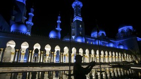 img-title FOTO: Masjid Raya Sheikh Zayed Dibuka untuk Umum