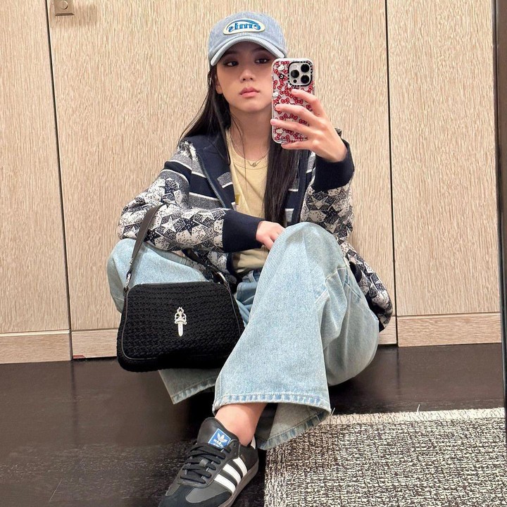 <p>Enggak terasa, konser BLACKPINK bertajuk BORNPINK di Jakarta akan segera berlangsung, Bunda. Bunda yang mau menonton bisa mengikuti gaya para member. Salah satunya gaya Jisoo yang tampil casual dengan celana jeans dan topi. (Foto Instagram: @sooyaaa__'s)<br /><br /><br /></p>
