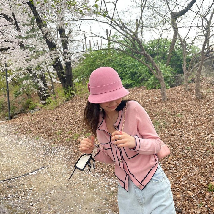 <p>Beberapa Bunda mungkin masih ada yang bingung mau pakai apa. Jika Bunda juga begitu, Bubun merekomendasikan gaya OOTD Jisoo, Jennie, Rose, dan Lisa, nih. (Foto Instagram: @jennierubyjane)</p>