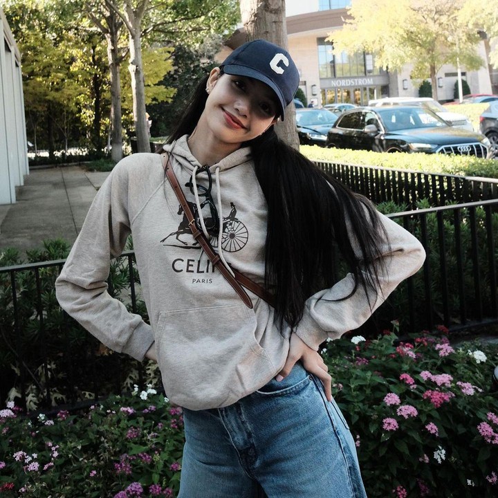 <p>Keempat member BLACKPINK memang memiliki selera fashion yang berbeda. Meski begitu, mereka cenderung mengenakan pakaian yang nyaman. Pakai hodie ala Lisa pun keren lho, Bunda. (Foto Instagram: @lalalalisa_m)<br /><br /><br /></p>