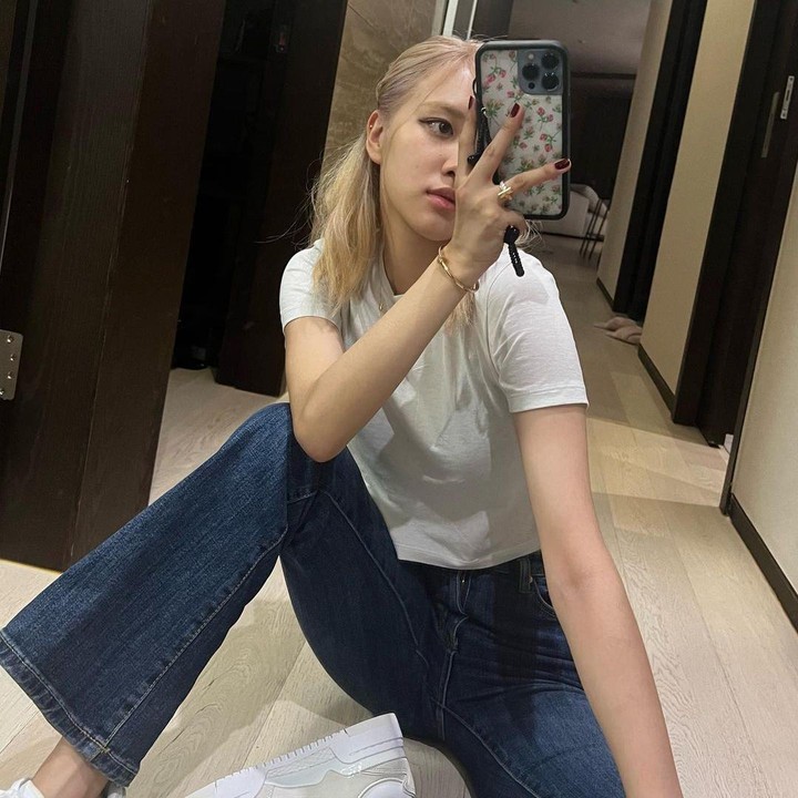 <p>Untuk aksesoris, Bunda bisa menggunkaan tas kecil, topi, atau sepatu skets paling nyaman. Bunda punya semuanya? Dari semua potret member BLACKPINK berikut, OOTD mana yang bisa Bunda tiru? (Foto Instagram: @roses_are_rosie)</p>