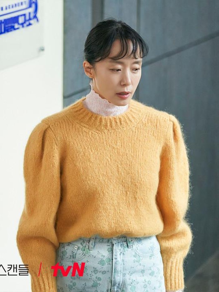 Meski sederhana, tapi penampilan Nam Haeng Seon sangat cocok dengan kepribadiannya. Tak hanya rapi, tapi juga menghangatkan orang-orang di sekitarnya. Tidak heran guru Choi Chi Yeol jatuh hati./ Foto: instagram.com/tvn_drama/
