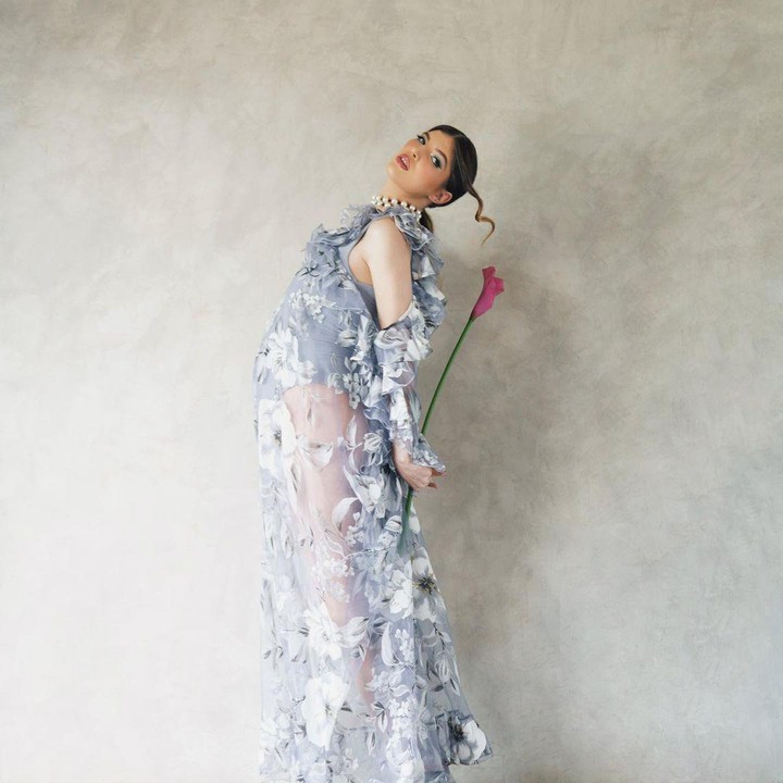 <p>Menjelang persalinan, Mikaila membagikan potret baby bump kehamilan keduanya di media sosial. Mikaila terlihat cantik mengenakan gaun bitu muda dengan motif bunga-bunga. (Foto: Instagram @mikailapatritz)</p>