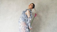 <p>Menjelang persalinan, Mikaila membagikan potret baby bump kehamilan keduanya di media sosial. Mikaila terlihat cantik mengenakan gaun bitu muda dengan motif bunga-bunga. (Foto: Instagram @mikailapatritz)</p>