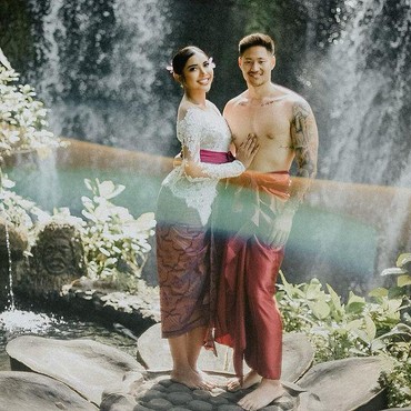 7 Potret Mesra Millendaru & Pacar Tampan yang Sudah Dikenalkan ke Keluarga