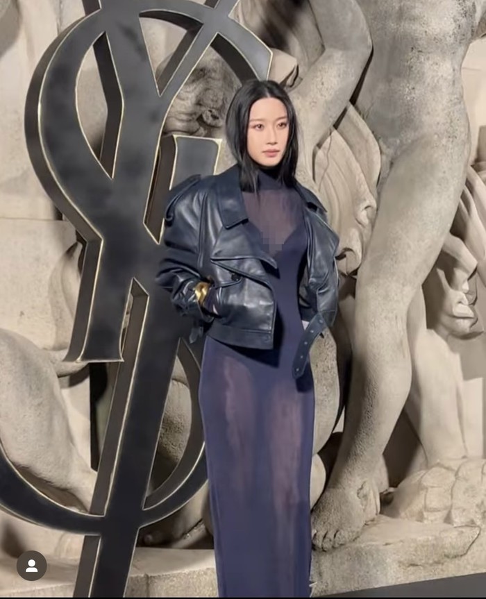 Tak kalah mencuri perhatian di acara YSL, Moon Ga Young tampil modis memakai gaun transparan bersama leather biker jacket. Foto: dok. Instagram @m_kayoung