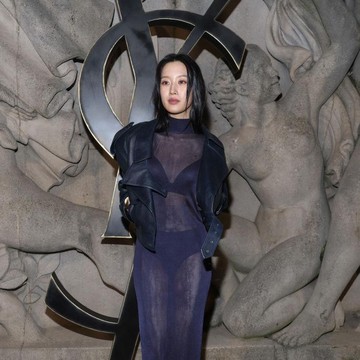 img-title Tampil 'Fierce', Simak Potret Aktris Cantik Moon Ga Young Saat Menghadiri Saint Laurent Show di Paris