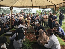 Tangis Keluarga Pecah di Pemakaman Perempuan Tewas Dicor di Bekasi
