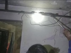 Geger! Ular Sawo Melilit di Besi Atap Rumah Warga Sukabumi
