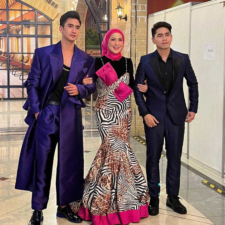 <p>Venna Melinda beserta dengan kedua anak laki-lakinya, Verrell Bramasta dan Athala Naufal, turut mendapatkan penghargaan kategori Fashionable Family, Bunda. Ketiganya terlihat memesona dengan gaya masing-masing yang modern namun tetap kekinian. (Foto: InsertLive/Khansa)</p>