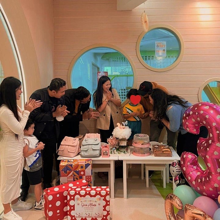 <p>"Gewa terima kasih banyak ya untuk 3 tahun ini Gewa sudah mengajarkan Bunda untuk segala hal. <em>Thank you for everything</em> ya Ge. <em>Happy birthday</em> Gewa anak Bunda yang cantik dan pintar.<em> Love you</em> Ge," kata Mutia Ayu. (Foto: Instagram: @mutia_ayuu)</p>