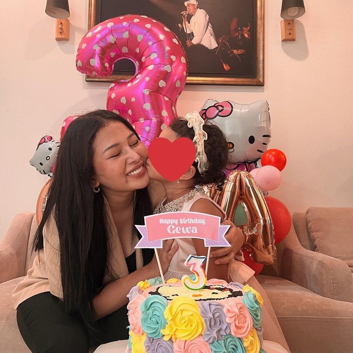 <p>Kini, usia Gewa sudah genap 3 tahun. Ia pun merayakan ulang tahunnya bersama sang Bunda. Di momen ini, Mutia Ayu mengucapkan terima kasih kepada Gewa karena telah mengajarkan berbagai macam hal. (Foto: Instagram: @mutia_ayuu)</p>