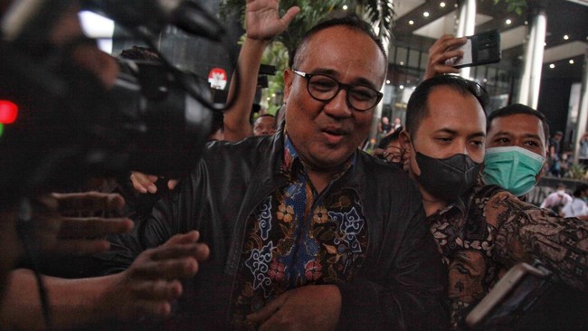 Tim jaksa mendakwa dengan pasal gratifikasi sekaligus tindak pidana pencucian uang (TPPU) terhadap Rafael Alun Trisambodo.