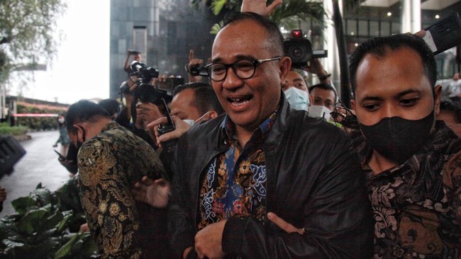 Rafael mengklaim isi safe deposit box yang disita KPK adalah hasil penjualan sejumlah aset tanah dan pencairan reksa dana yang dia tukar ke mata uang asing.