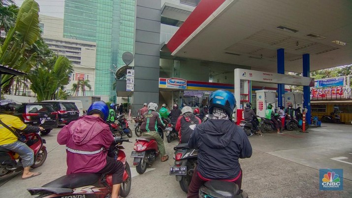 Sejumlah kendaraan antre untuk mengisi Bahan Bakar Minyak (BBM) non subsidi di SPBU kawasan Jakarta, Rabu (1/3/2023). (CNBC Indonesia/Tri Susilo)