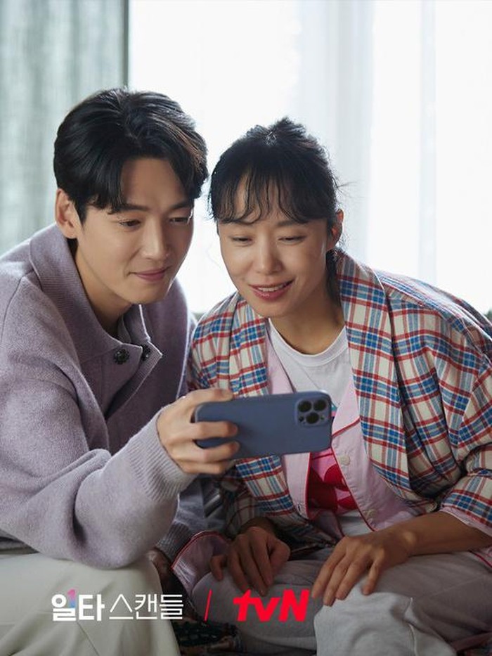 Selain Jeon Do Yeon, Crash Course in Romance juga dibintangi oleh Jung Kyung Ho. Dua selebriti ini sukses menciptakan chemistry pengelola restoran makanan dan tutor tampan yang bikin penggemar baper./ Foto: instagram.com/tvn_drama/