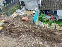 Hujan Deras, Senderan Jebol Timbun Laundry-9 Rumah Terisolasi