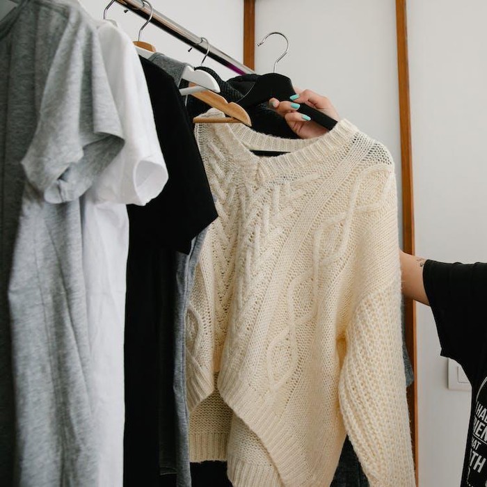 Seorang minimalis boleh memiliki pakaian dengan warna apa saja (gaya hidup minimalis/Foto: pexels.com/Timur Weber)