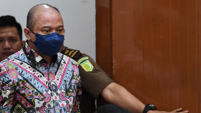 Mantan Kapolda Sumatra Barat sekaligus terdakwa Irjen Teddy Minahasa disebut meminta fee atau bayaran Rp100 miliar untuk meloloskan satu ton sabu ke Indonesia.