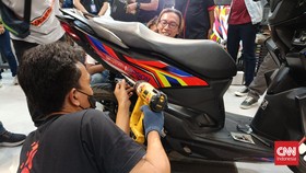 Cara Mudah Melepas Striping di Bodi Motor Biar Tak Merusak Cat