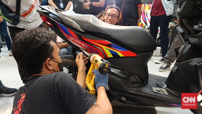 Pilihan menggunakan stiker untuk menambah tampilan sepeda motor juga dipercaya lebih terjangkau daripada cat.