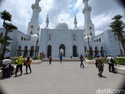 Hari Pertama Masjid Sheikh Zayed Solo Dibuka, Ribuan Jemaah Berdatangan