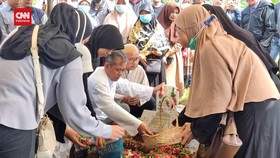 VIDEO: Jenazah Yusi Purawati, Korban Tewas Dicor Dimakamkan