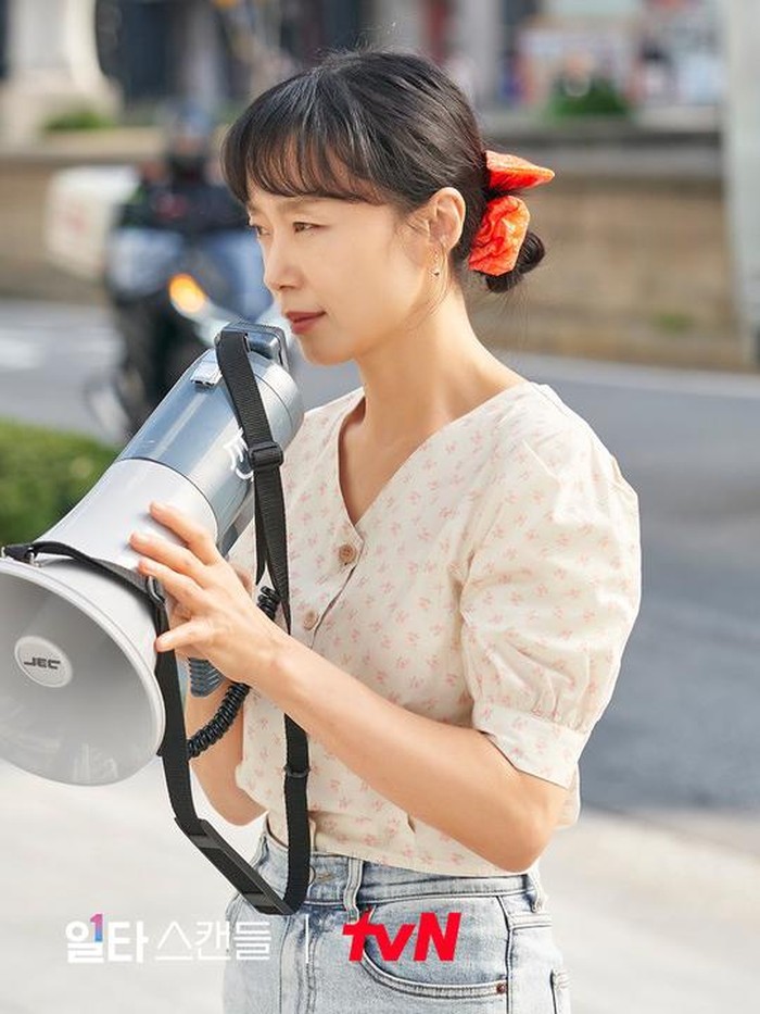 Ciri lain dari ibu-ibu yang dulunya mantan atlet ini sering memakai baju bermotif, seperti bunga. Untuk menunjukkan karakter yang rapi, ia memasukkan baju atau kaos tersebut ke dalam celana./ Foto: instagram.com/tvn_drama/