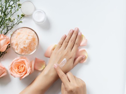 9 Cara Mengatasi Telapak Tangan yang Kasar dan Kering Jadi Sehalus Kulit Bayi