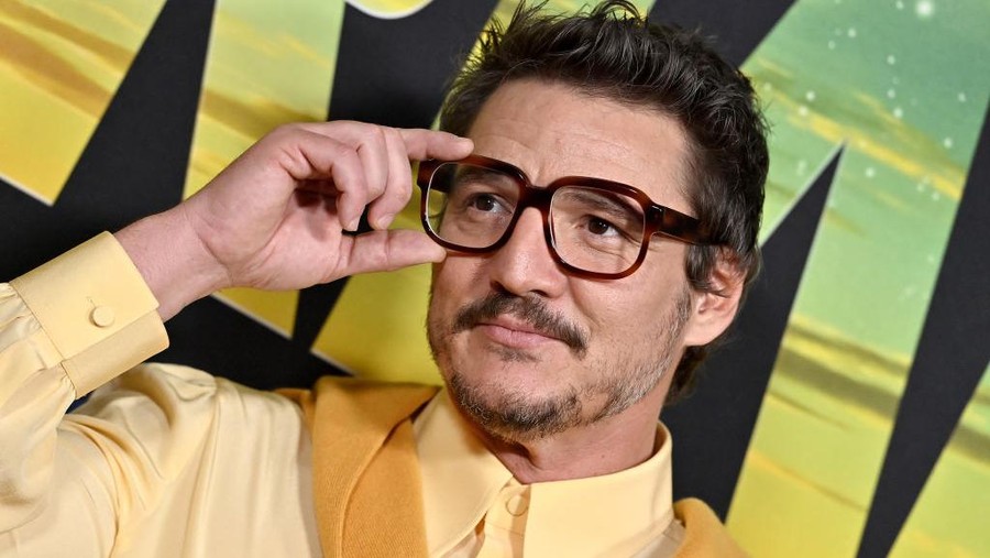 LOS ANGELES, CALIFORNIA - FEBRUARY 28: Pedro Pascal attends the Los Angeles Premiere of Disney+ 