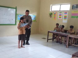 Kenalkan Aipda Burhan: Polisi Sahabat Anak Sumba Barat, Pejuang Literasi
