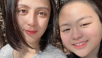 <p>Bintang kolosal berusia 39 tahun itu melahirkan seorang anak perempuan yang diberi nama Idillya Maddison. Saat ini Idillya sudah beranjak remaja, Bunda. (Foto: Instagram @carissajill)</p>