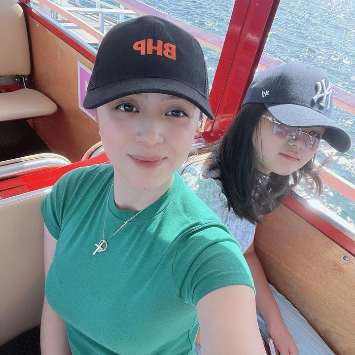 <p>Sejak masih kecil, Idillya Maddison sangat akrab dengan sang Bunda. Jill Carissa sering meluangkan waktu di sela-sela kesibukannya untuk menghabiskan quality time bersama Maddie. Salah satunya yaitu dengan mengajak putri kecilnya berlibur, Bunda. (Foto: Instagram @carissajill)</p>