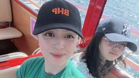 <p>Sejak masih kecil, Idillya Maddison sangat akrab dengan sang Bunda. Jill Carissa sering meluangkan waktu di sela-sela kesibukannya untuk menghabiskan quality time bersama Maddie. Salah satunya yaitu dengan mengajak putri kecilnya berlibur, Bunda. (Foto: Instagram @carissajill)</p>