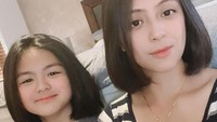<p>Jill Carissa kerap memanggil putrinya dengan julukan Maddie. Paras Maddie yang menggemaskan terlihat mirip seperti ibunda ketika memiliki gaya rambut yang sama, ya? (Foto: Instagram @carissajill)</p>