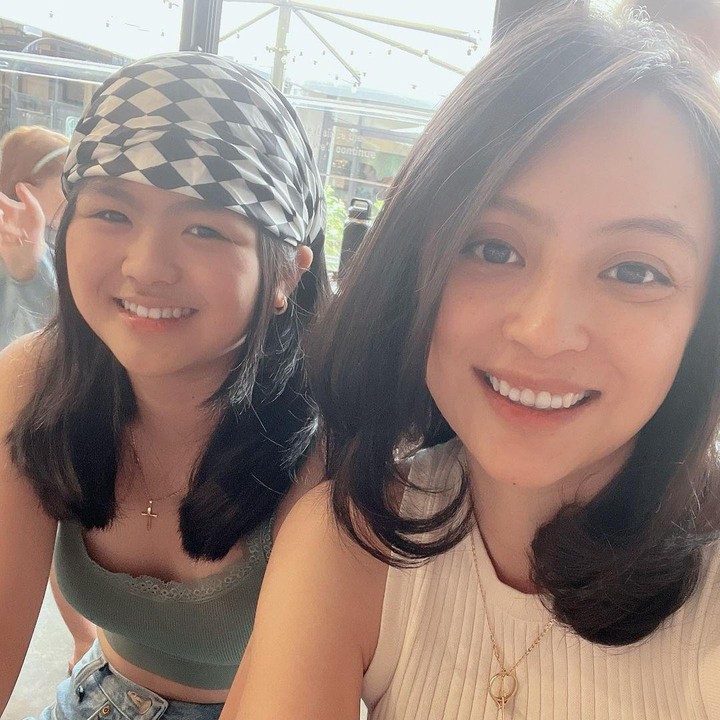 <p>Maddie yang beranjak remaja sukses membuatnya jadi sorotan. Banyak netizen menyebut Jill dan Maddie tampak seperti kakak beradik, Bunda.<em> "Udh kaya sama adik nya teh.... Menolak untuk tua si tth mah,"</em> ucap akun @ramadhanisyaf******* (Foto: Instagram @carissajill)</p>