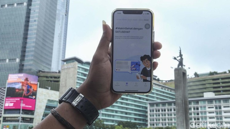 Aplikasi SatuSehat Gantikan PeduliLindungi Kemenkes telah mengubah aplikasi PeduliLindungi menjadi SatuSehat Mobile. Sejauh ini fitur yang tersedia di SatuSehat Mobile tidak jauh berbeda dengan PeduliLindungi.