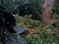 Banjir dan Longsor Terjang Bawean, Rumah hingga Sekolah Rusak-Ambruk
